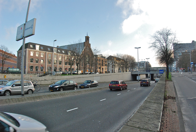 804784 Gezicht op de Catharijnebaan te Utrecht, vanaf de Daalsesingel, met op de achtergrond de bebouwing aan de ...